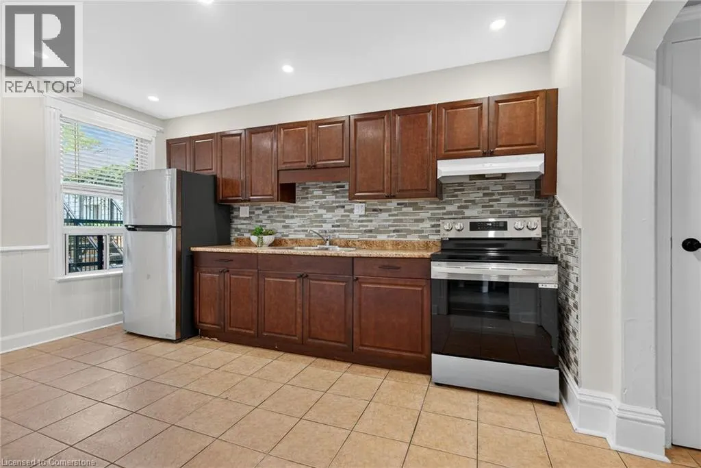84 RAY Street S