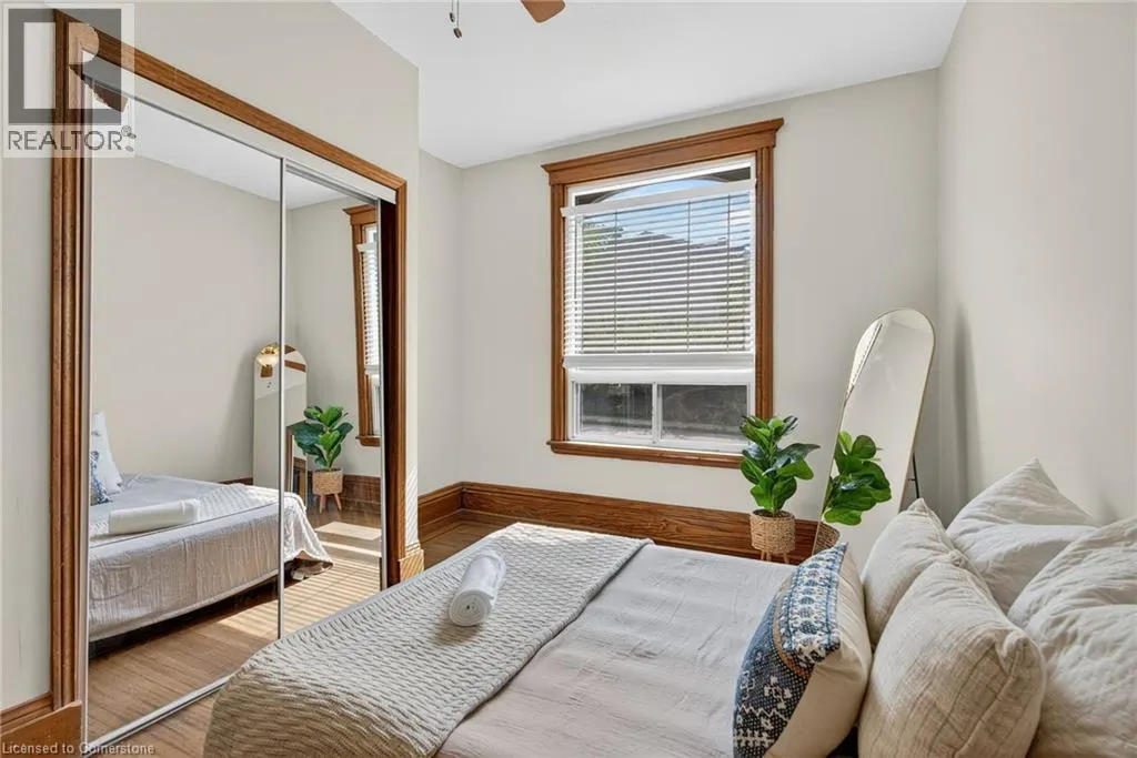 84 RAY Street S