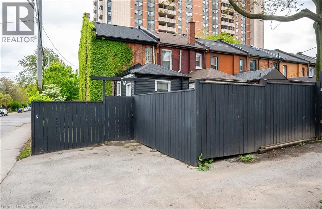 29 EMERALD Street N