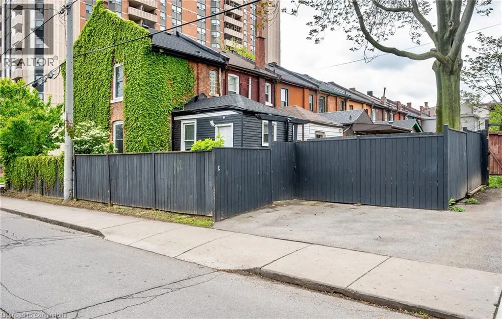 29 EMERALD Street N
