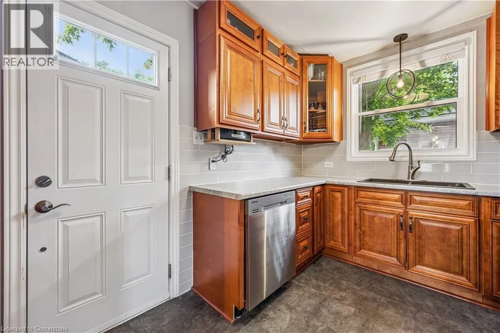 854 GUELPH Street