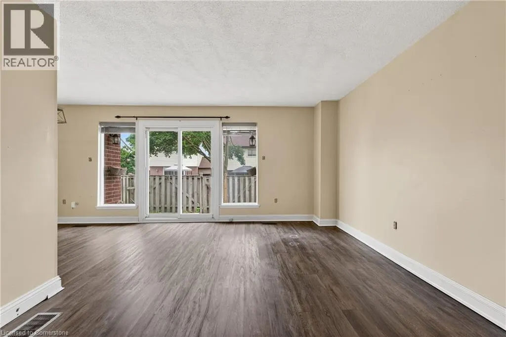 59 QUEENSLEA Drive Unit# 7, #7