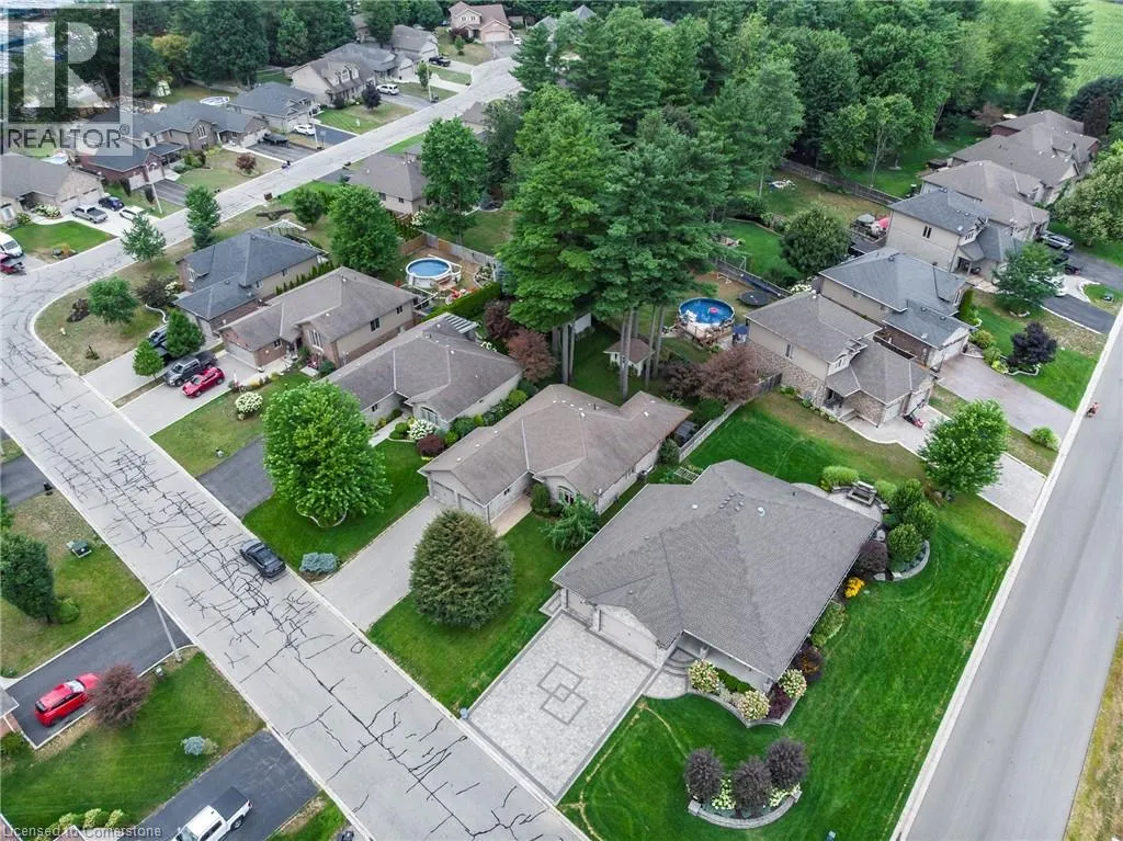 6 WINTERGREEN Crescent