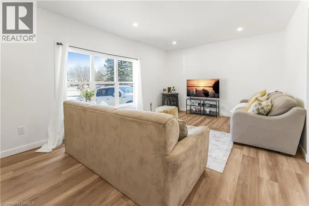 32 ENFIELD Crescent