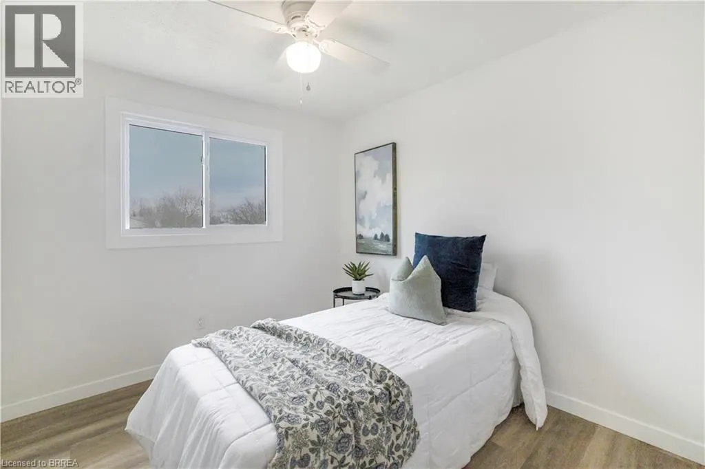 32 ENFIELD Crescent