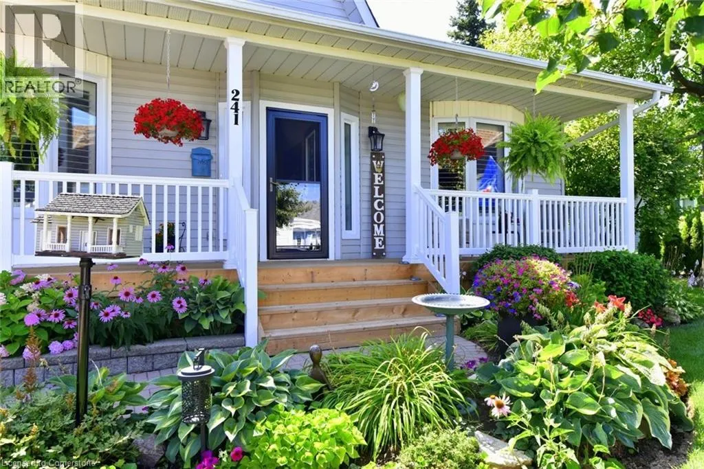 241 SILVERBIRCH Boulevard