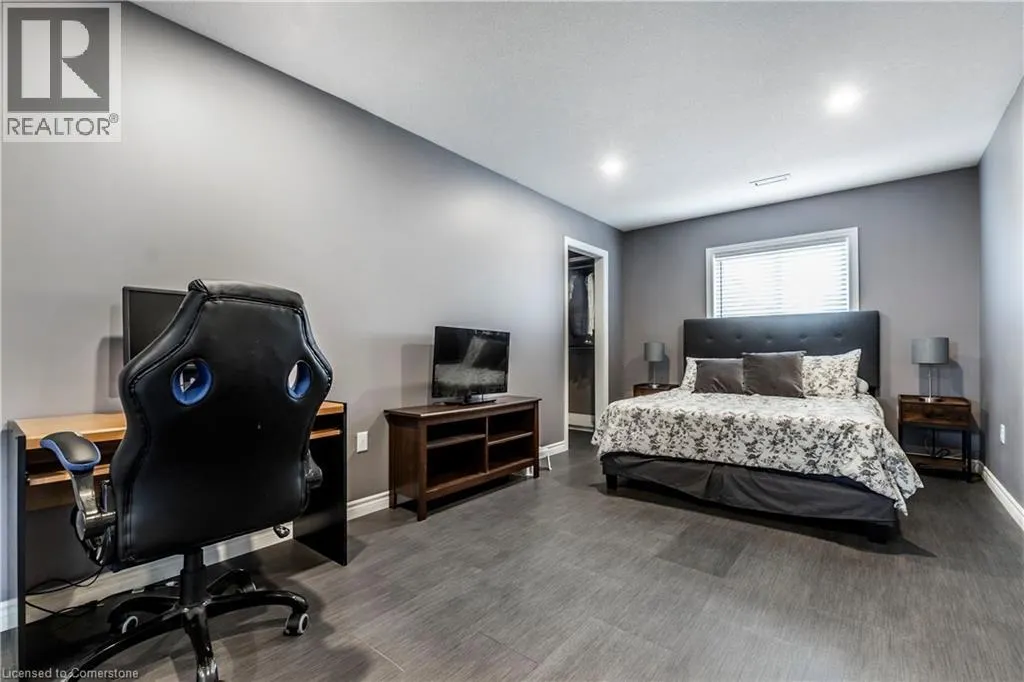 75 SEKURA Crescent