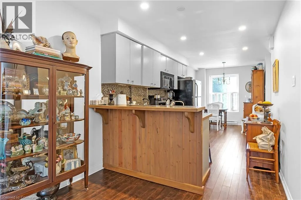 23 MACAULAY Street W Unit# 3, #3