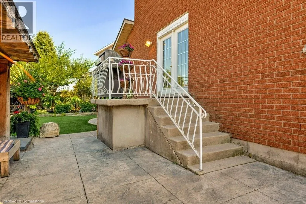 27 PINEWOODS Drive