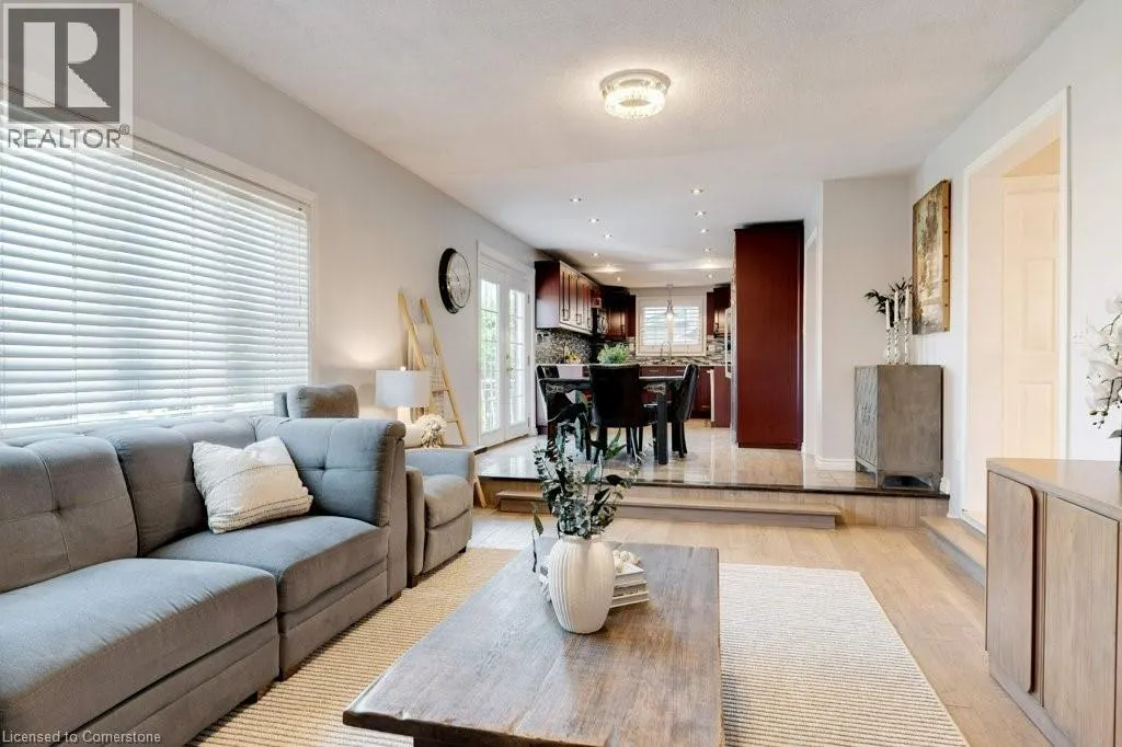 27 PINEWOODS Drive