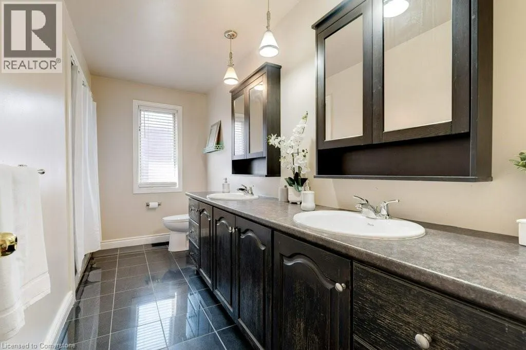 27 PINEWOODS Drive
