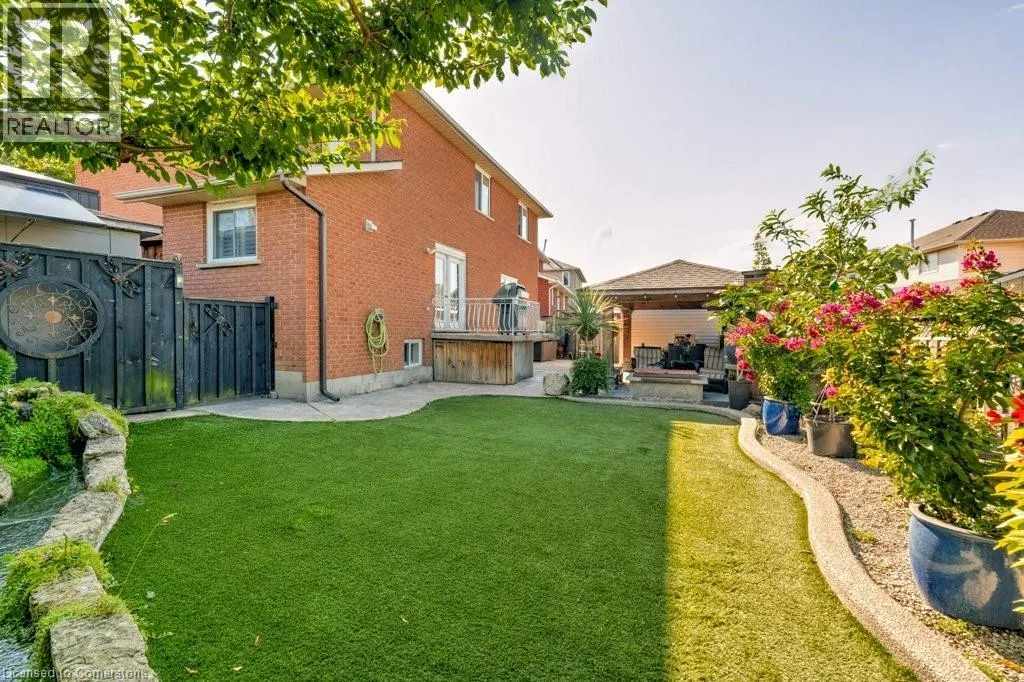 27 PINEWOODS Drive