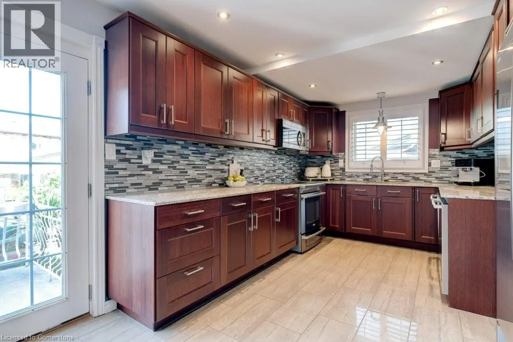 27 PINEWOODS Drive
