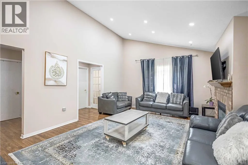 375 SILVERBIRCH Boulevard