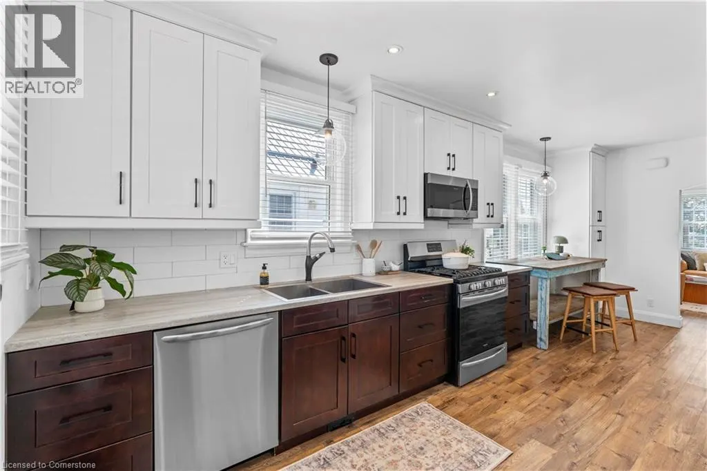 17 DAVIS Street W