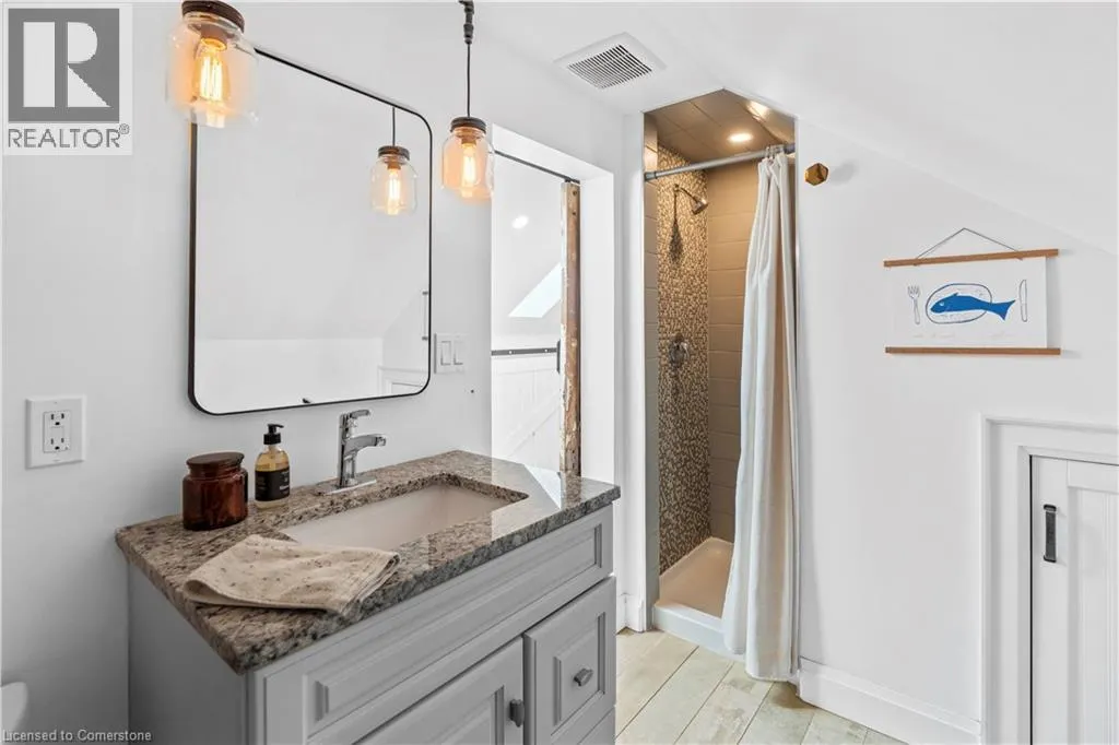 17 DAVIS Street W