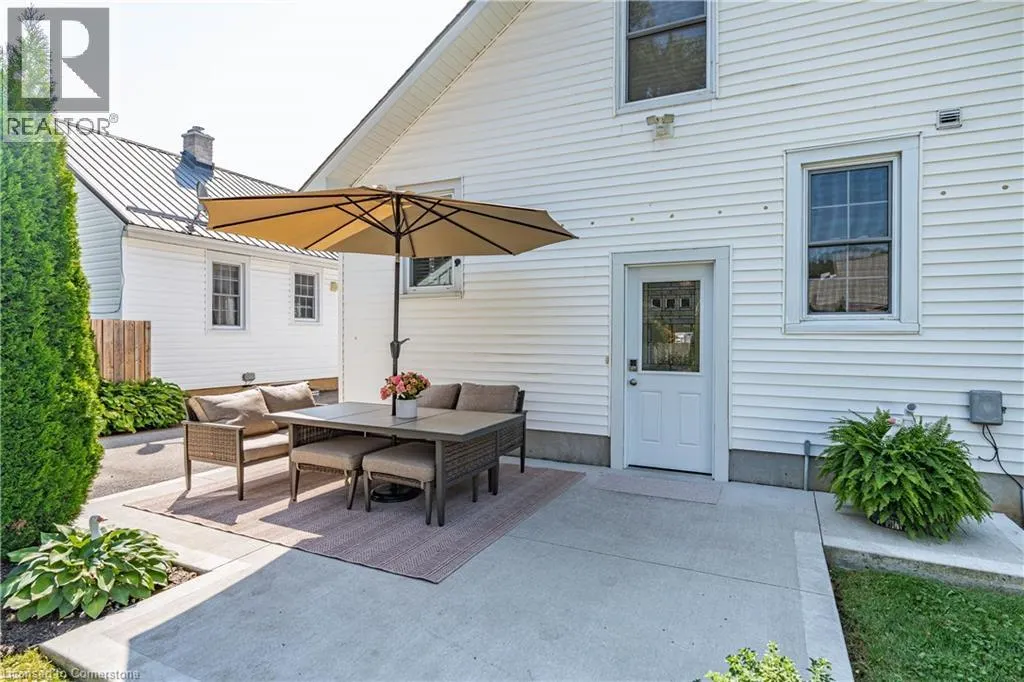 17 DAVIS Street W