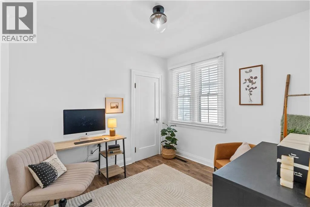 17 DAVIS Street W