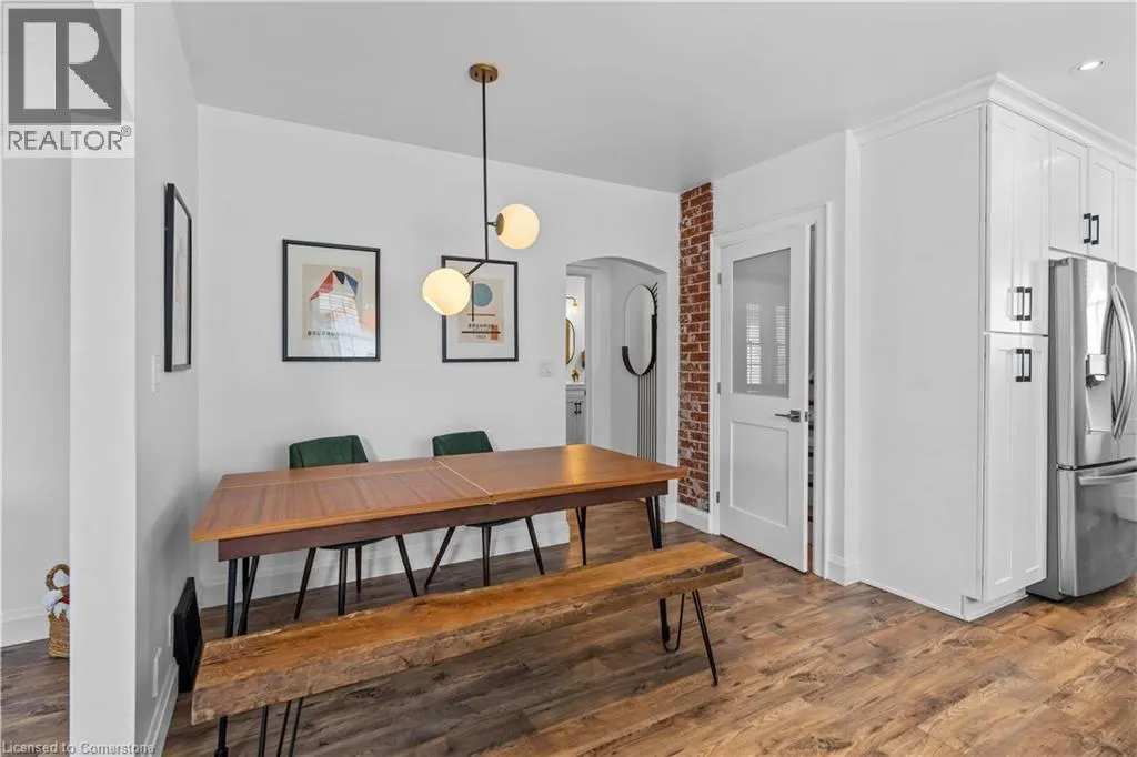17 DAVIS Street W