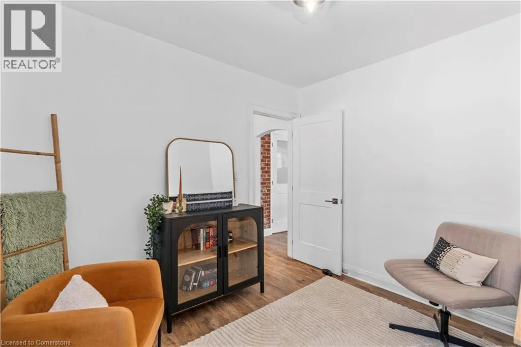 17 DAVIS Street W