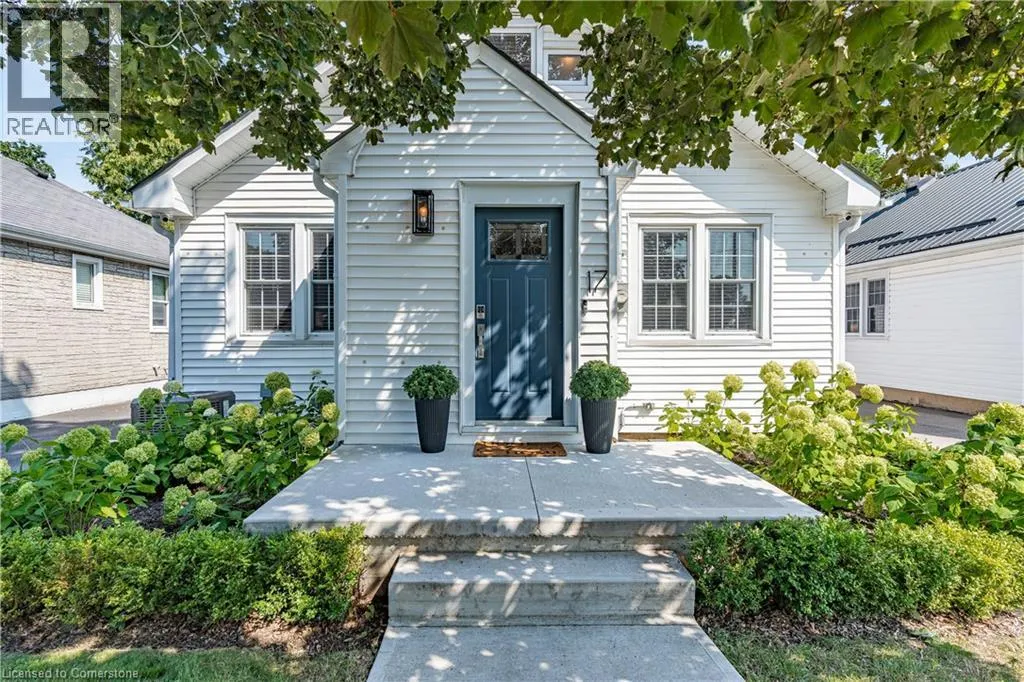 17 DAVIS Street W