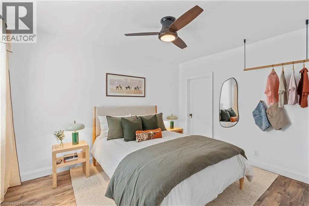 17 DAVIS Street W