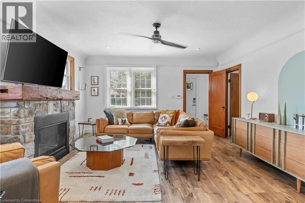 17 DAVIS Street W
