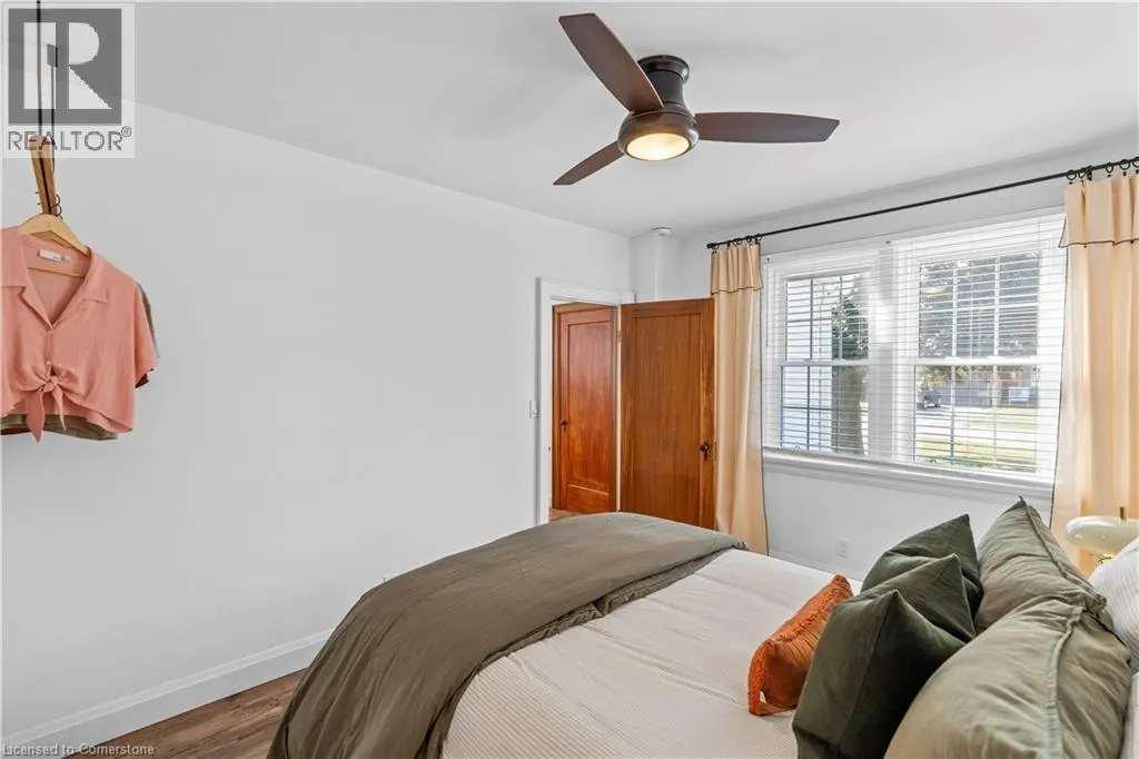 17 DAVIS Street W