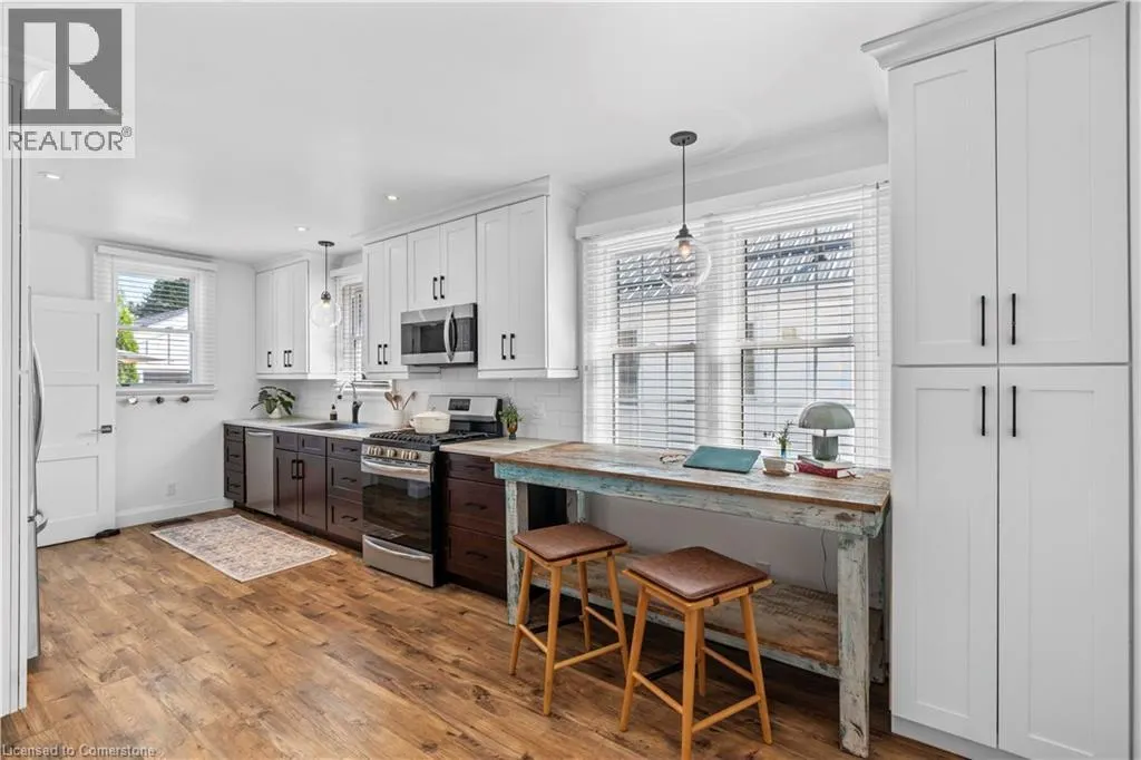 17 DAVIS Street W