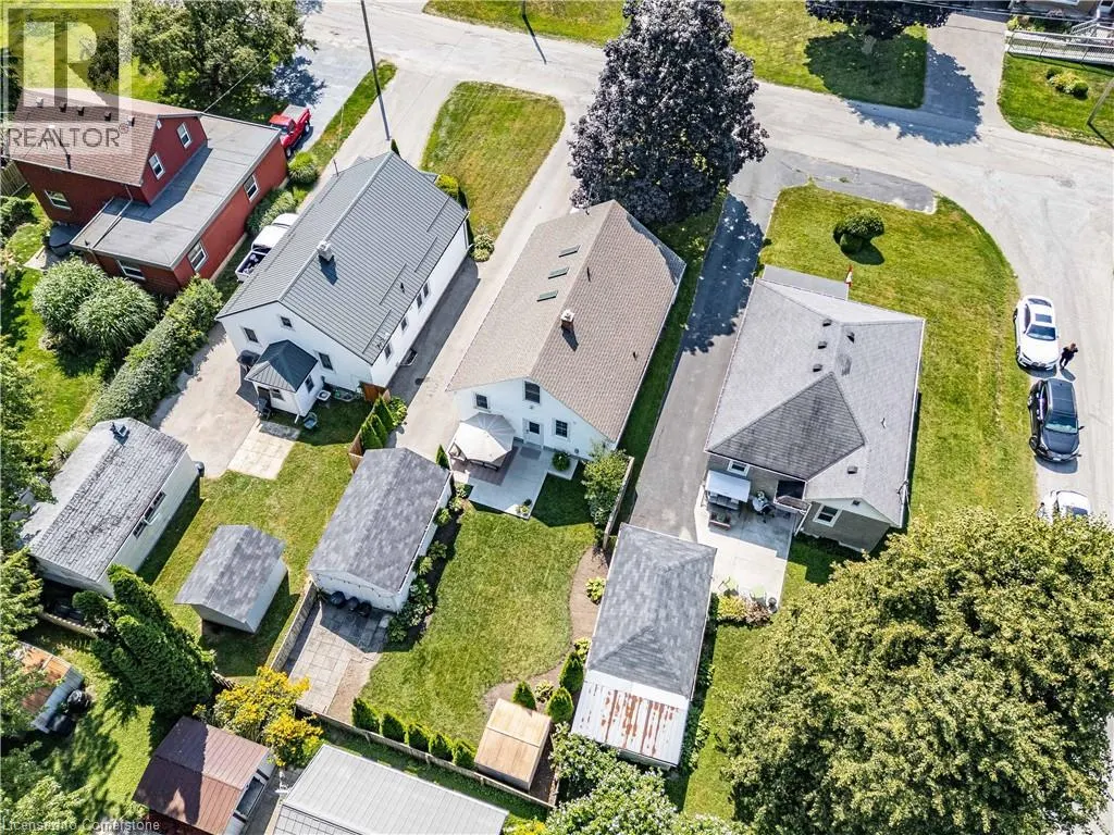 17 DAVIS Street W