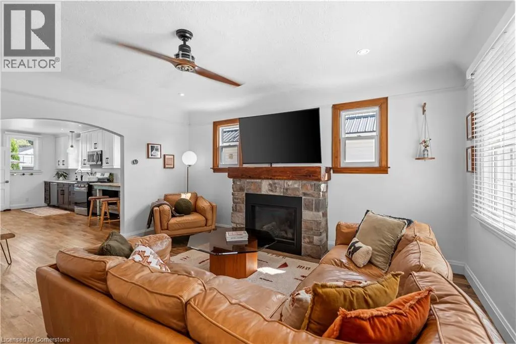 17 DAVIS Street W