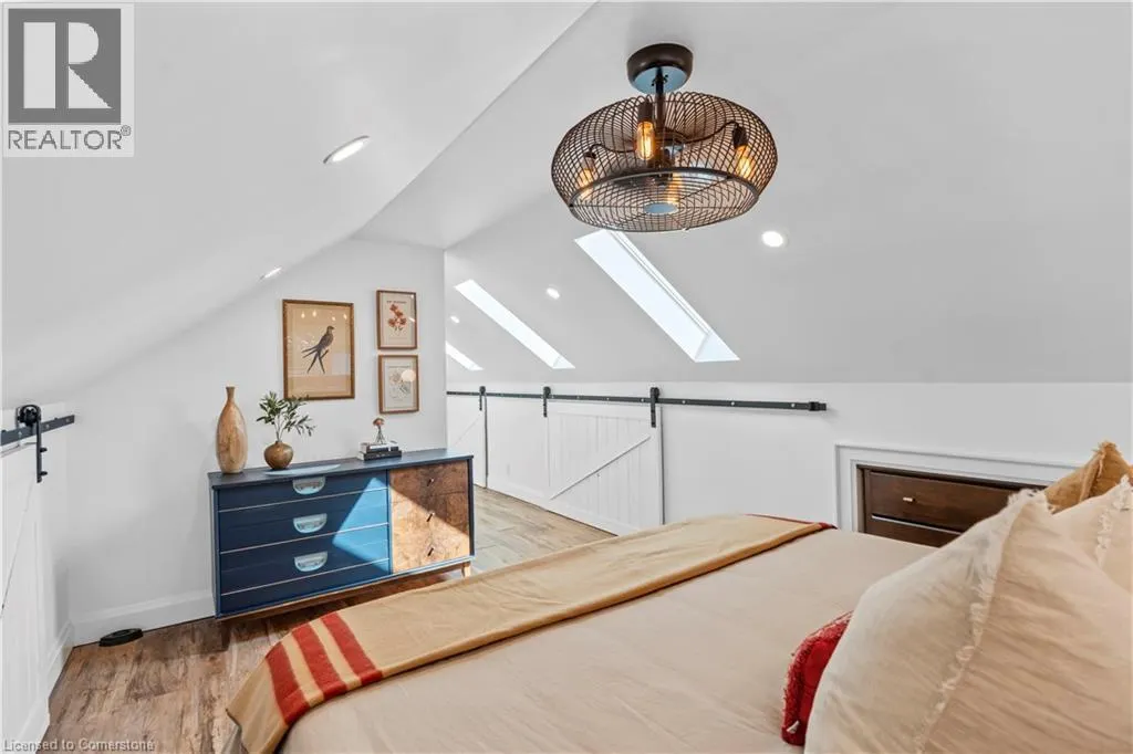 17 DAVIS Street W