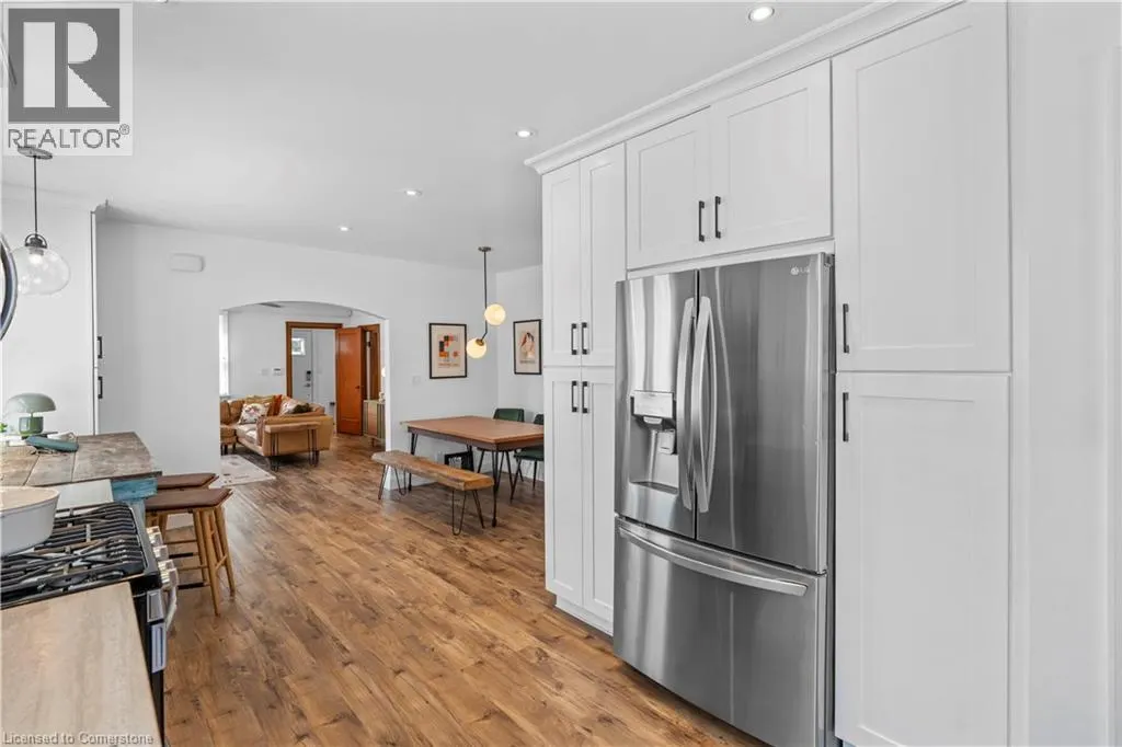 17 DAVIS Street W