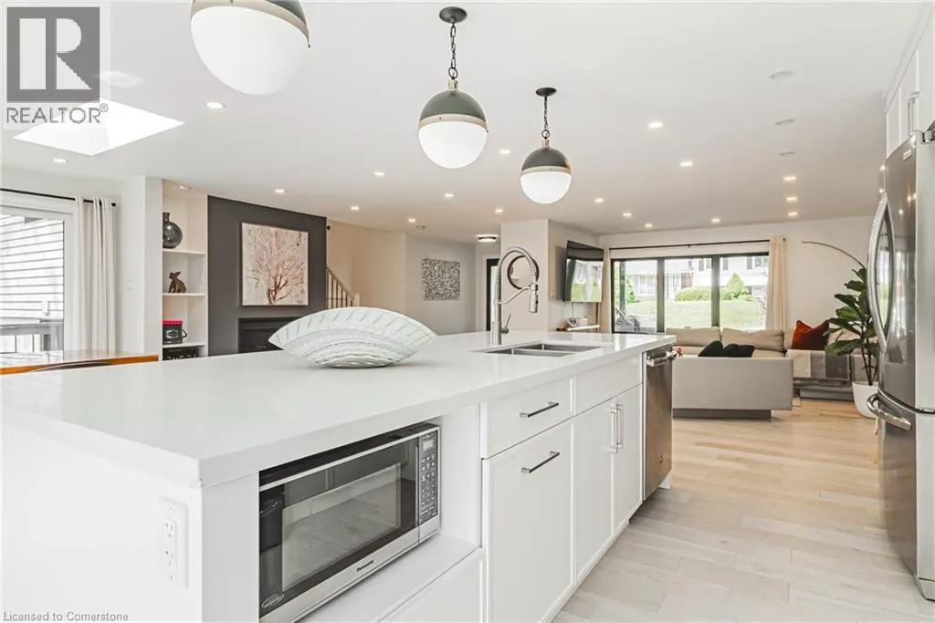 16 LYNNDALE Drive
