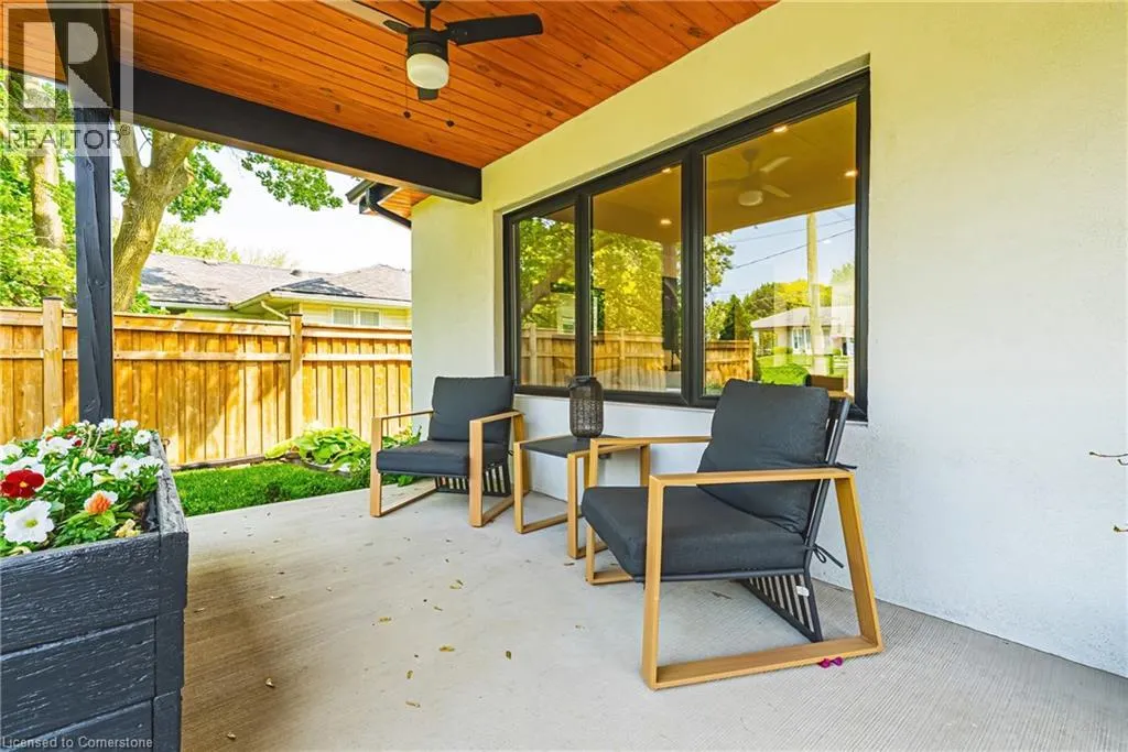 16 LYNNDALE Drive