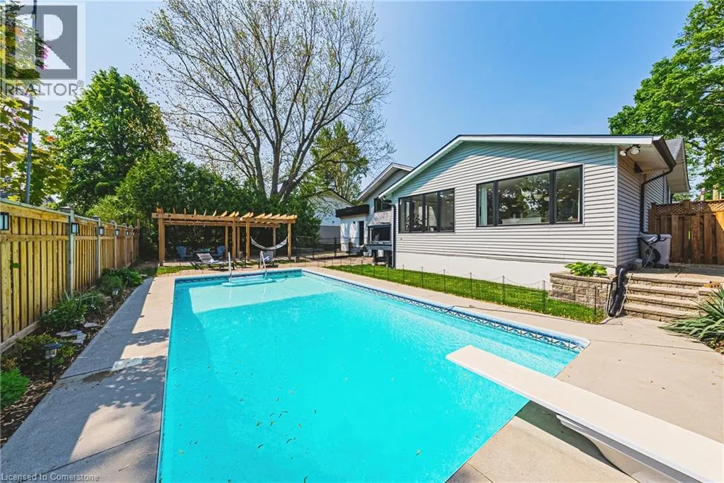 16 LYNNDALE Drive