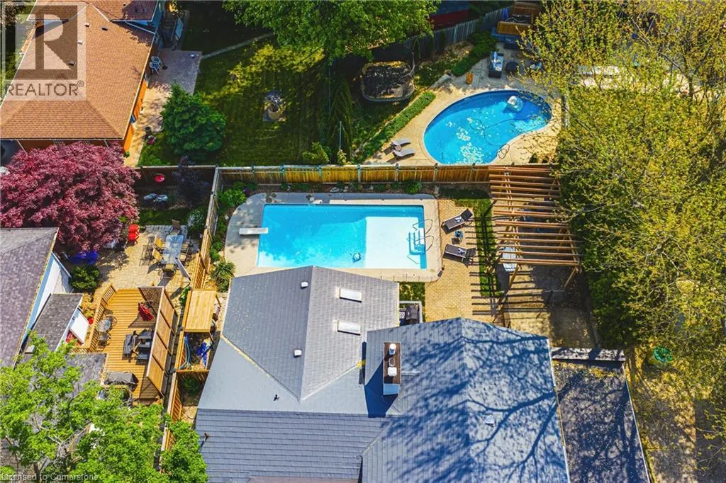 16 LYNNDALE Drive