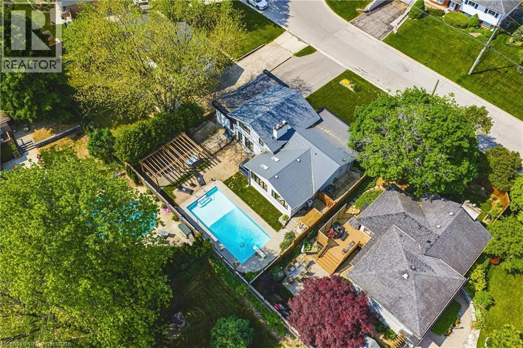 16 LYNNDALE Drive