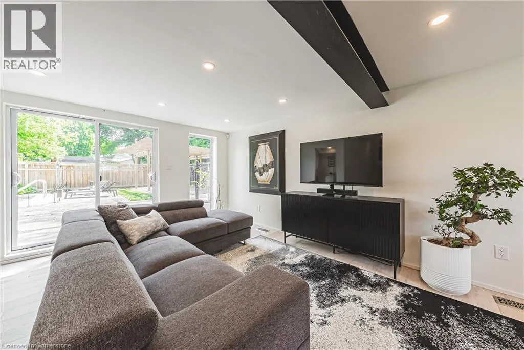 16 LYNNDALE Drive