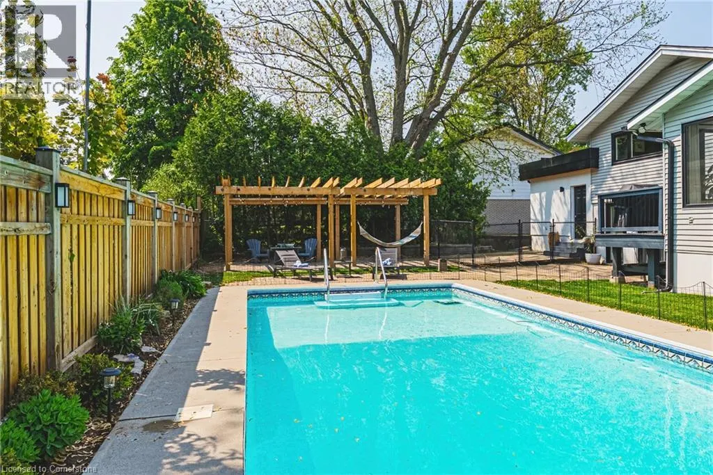 16 LYNNDALE Drive