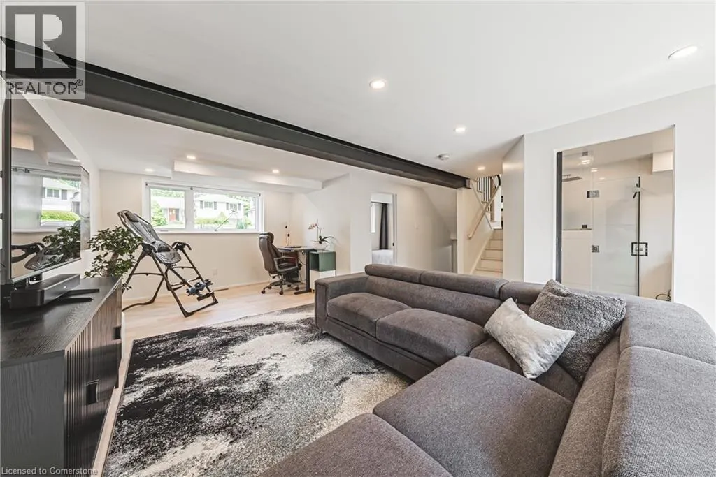 16 LYNNDALE Drive