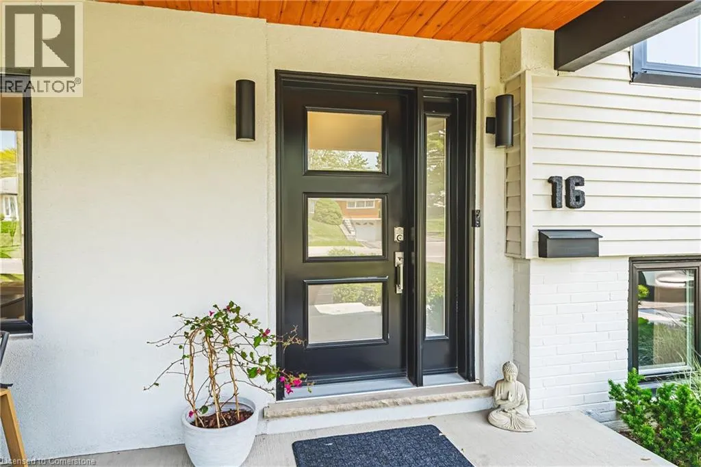 16 LYNNDALE Drive