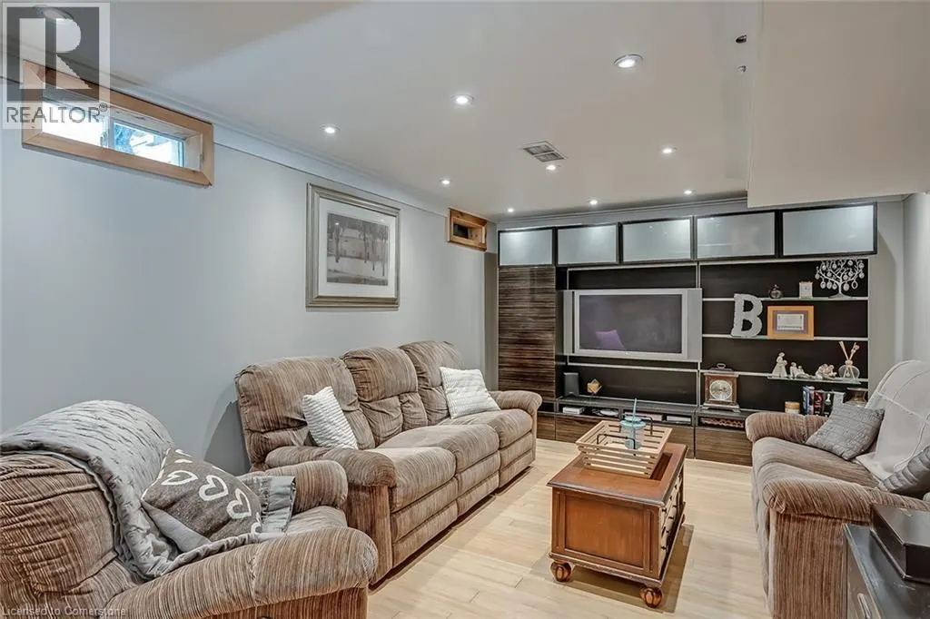 2214 KENNETH Crescent