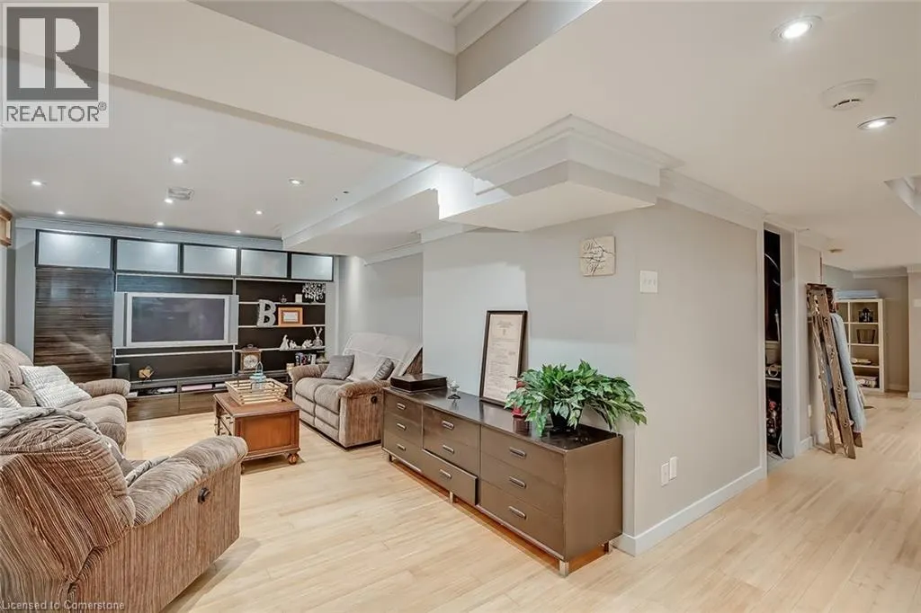 2214 KENNETH Crescent