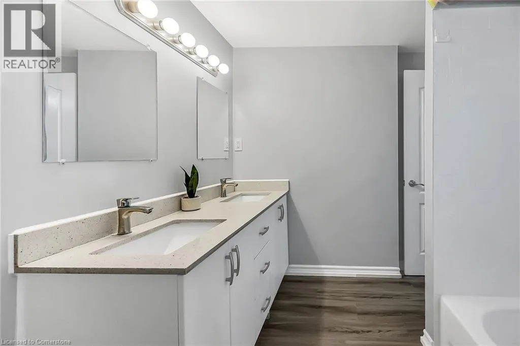 125 LIMERIDGE Road W Unit# 8, #8