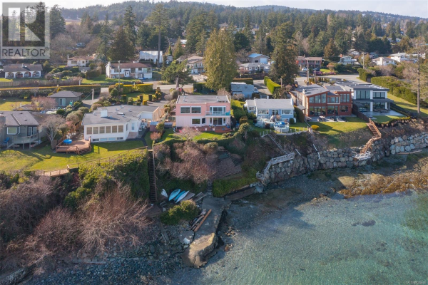 8509 Lochside Dr, North Saanich