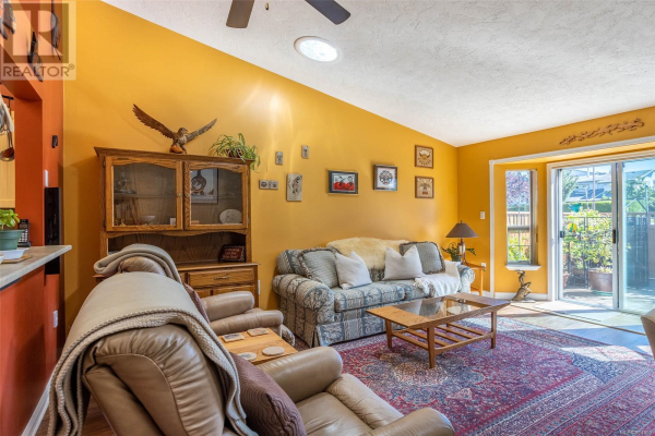 49 2070 Amelia Ave, Sidney