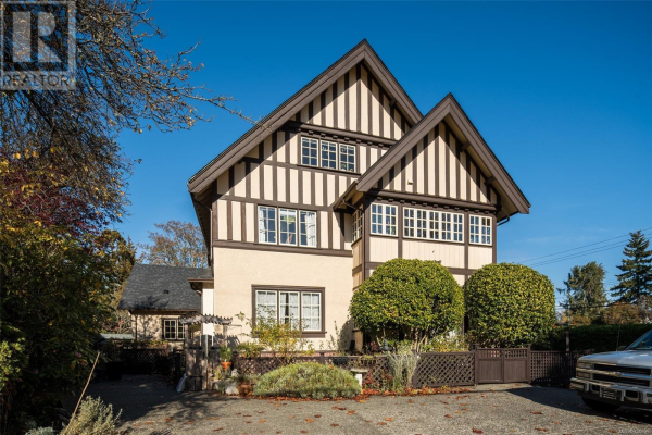 4 800 St. Charles St, Victoria