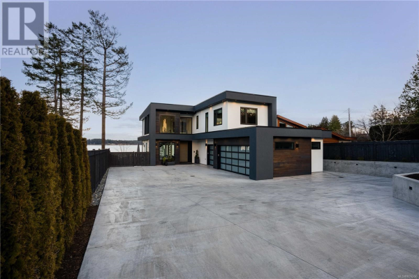 8527 Lochside Dr, North Saanich