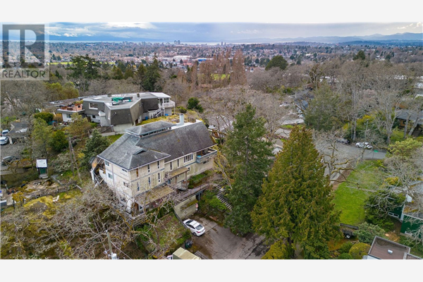 1963 Cromwell Rd, Saanich